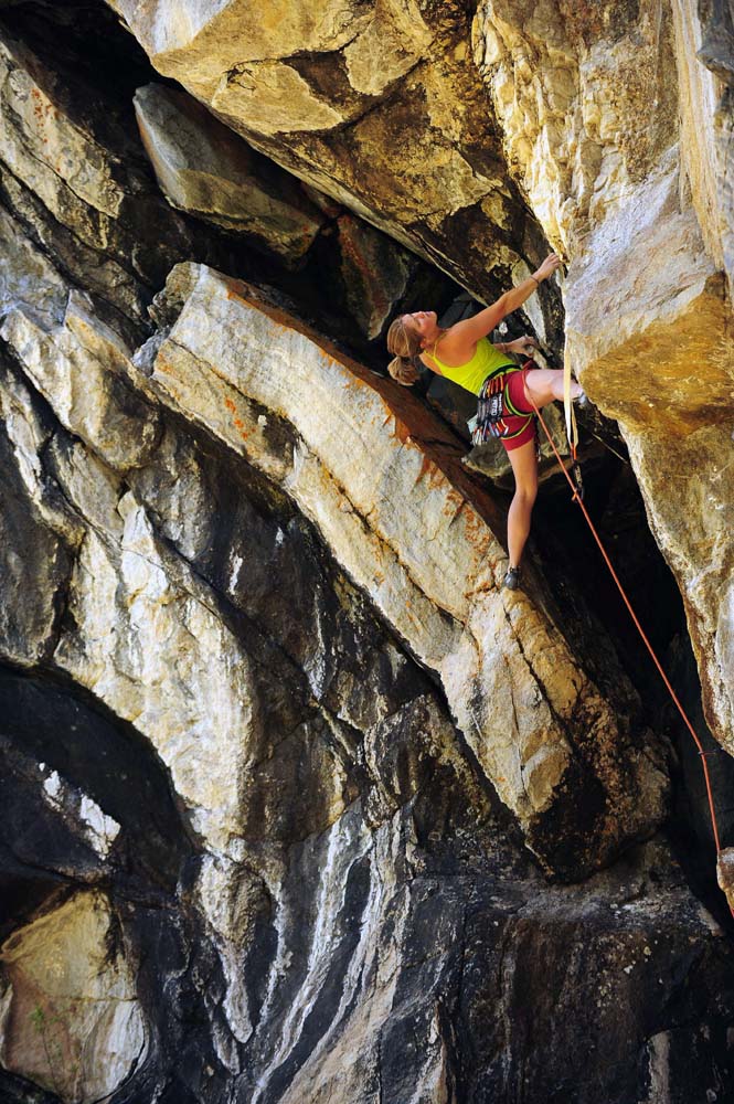 Whitney Boland на маршруте "Alison in Wonderland" (5.12b), Independence Pass, Colorado.