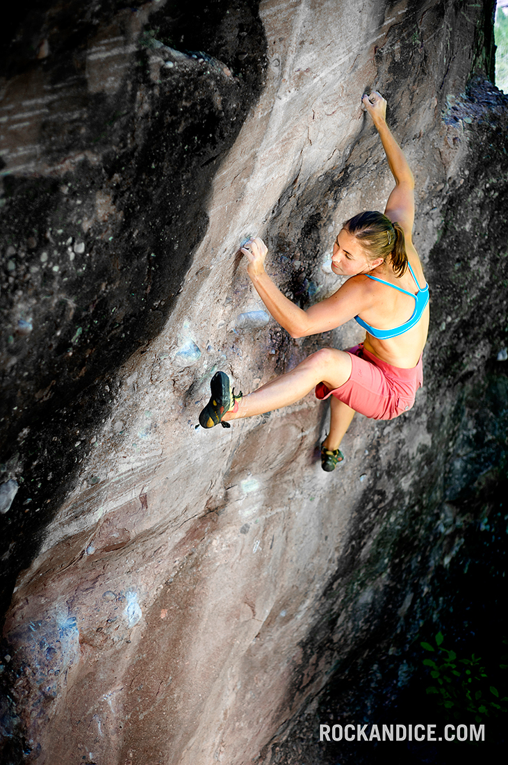 Jenn Vennon на маршруте "The Golfball" (V5), Redstone boulders.