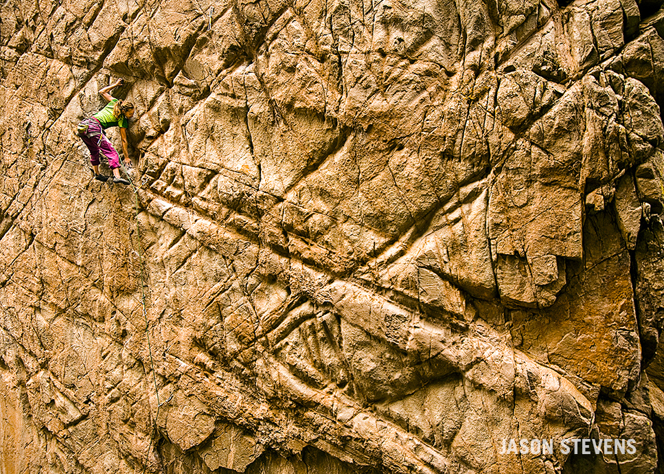 Lauren Lee на маршруте "Red Faction" (5.12d), Narrows, Carbondale, Colorado. Фото Andrew Bisharat