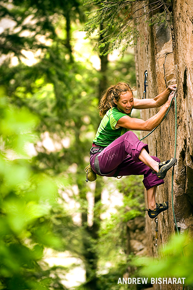 Lauren Lee на маршруте "Red Faction" (5.12d), Narrows, Carbondale, Colorado. Фото Andrew Bisharat.