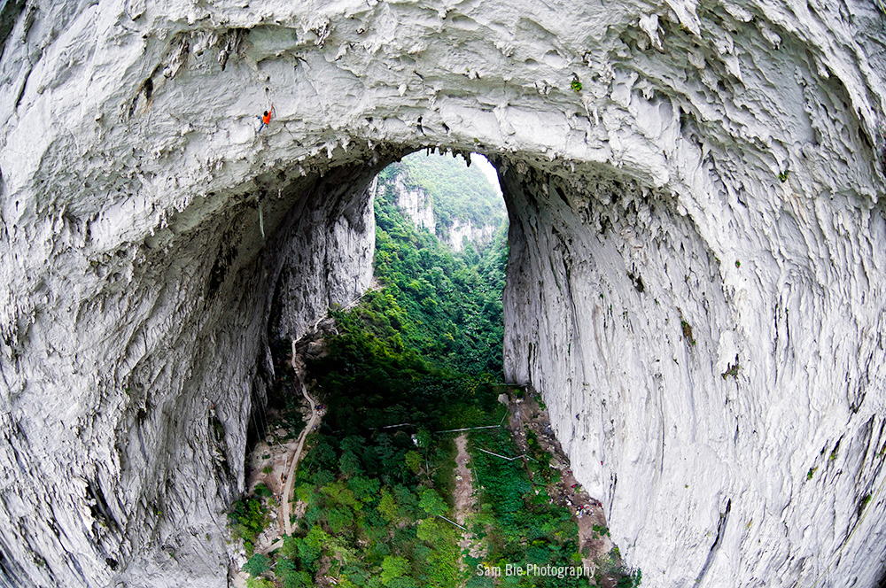 Dani Andrada на восьмой веревке маршрута of Corazon de Ensueno (5.14b)