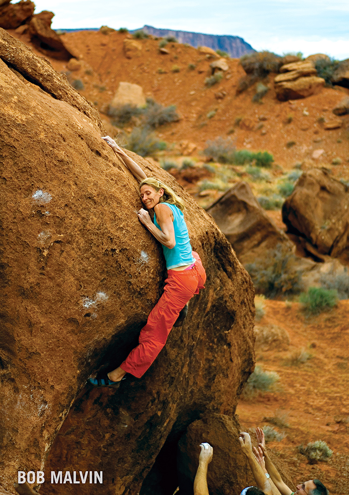 Lisa Hathaway на маршруте "Get Sick" (V5), Rock Ranch Boulders, Castle Valley, Utah. Фото Bob Malvin.