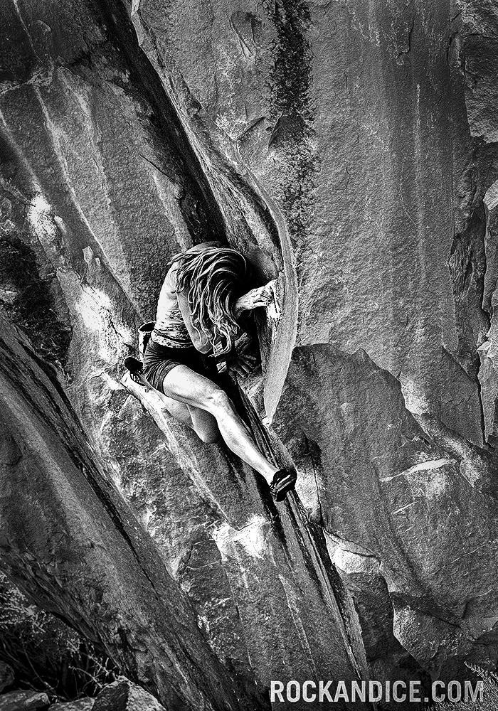 Lisa Hathaway на маршруте "Chaos" (V7), Big Bend Boulders, Moab, Utah. Фото Duane Raleigh