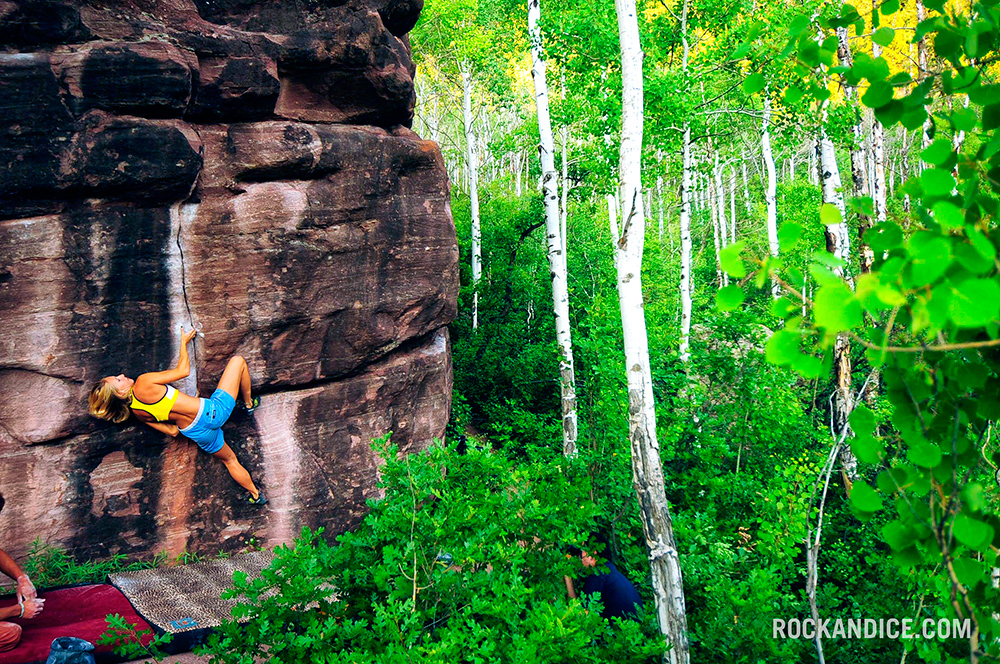 Jessa Younker на маршруте "Crack" (V10+), Weider Boulder, Redstone, Colorado.