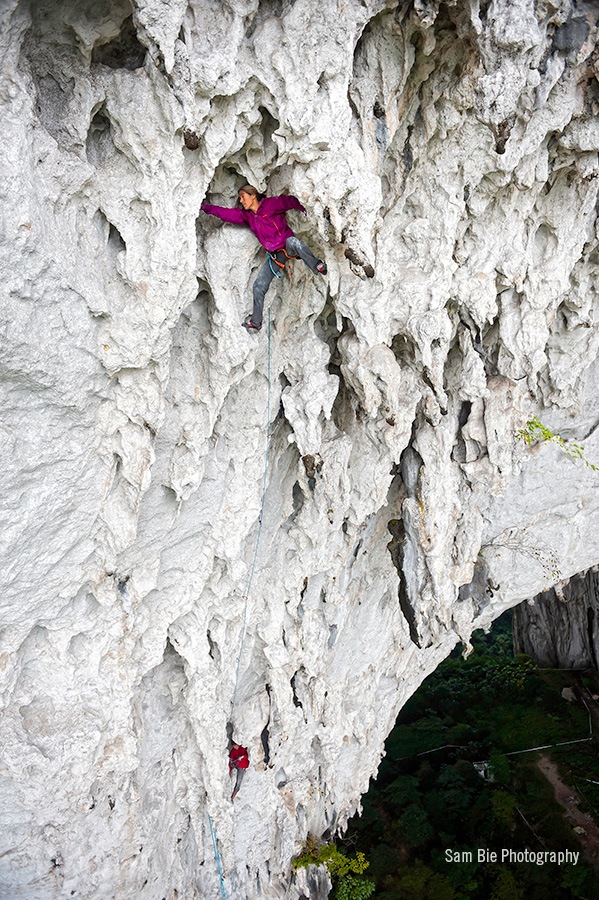 Lynn Hill на четвертой веревке маршрута Nihao Wopeka (5.13a)