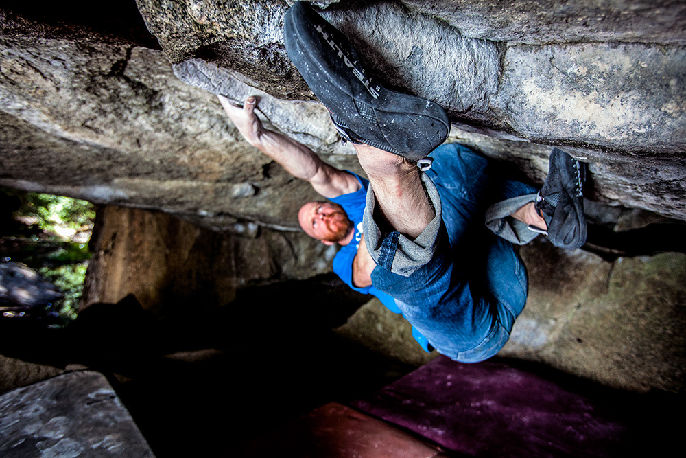 Chris Schulte на боулдеринге "Choke Hold" (V9/10). Фото Kolin Powick.