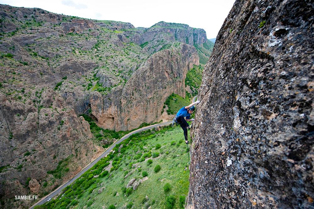 Alex Chabot на третьей веревке маршрута "Take Off" (5.12c), в ущелье Noravanq