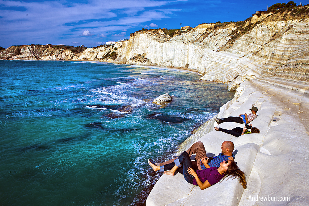 Релакс после восхождений: La Scala dei Turchi на южном побережье Сицилии.