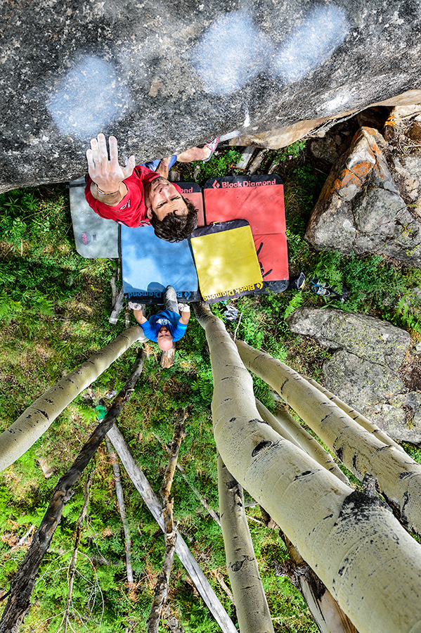 Dave Mason на маршруте V9 на Biceps Wall. Фото Keith Ladzinski