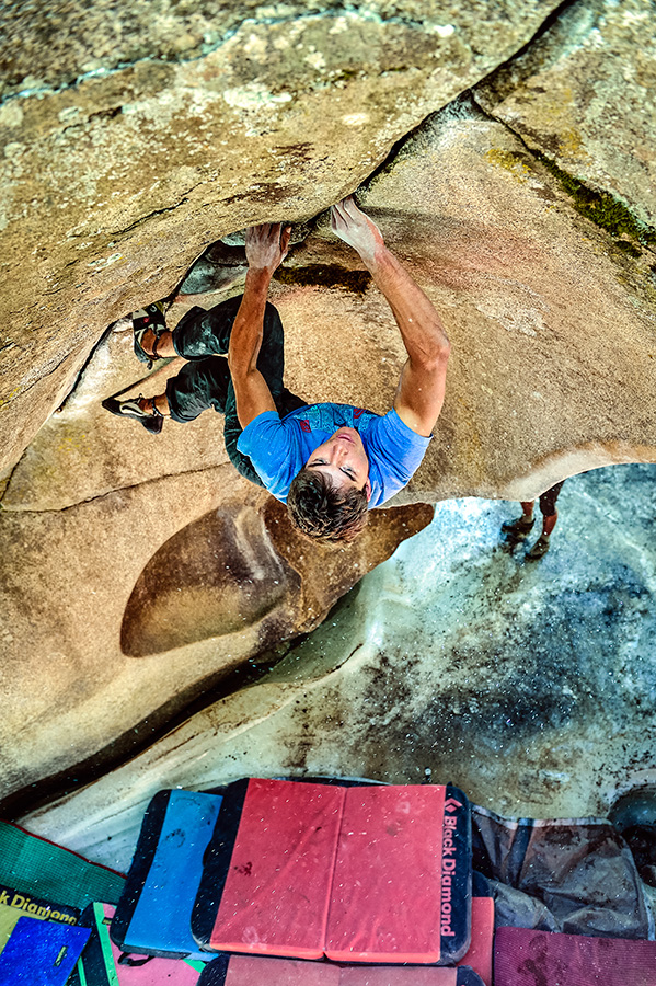 Ben Rueck на маршруте "The Vampire", 5.13/V7. Фото Keith Ladzinski