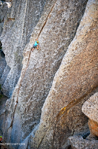 Chris Bryson прохождение флешем маршрута "Bloody Fingers" (5.10a),