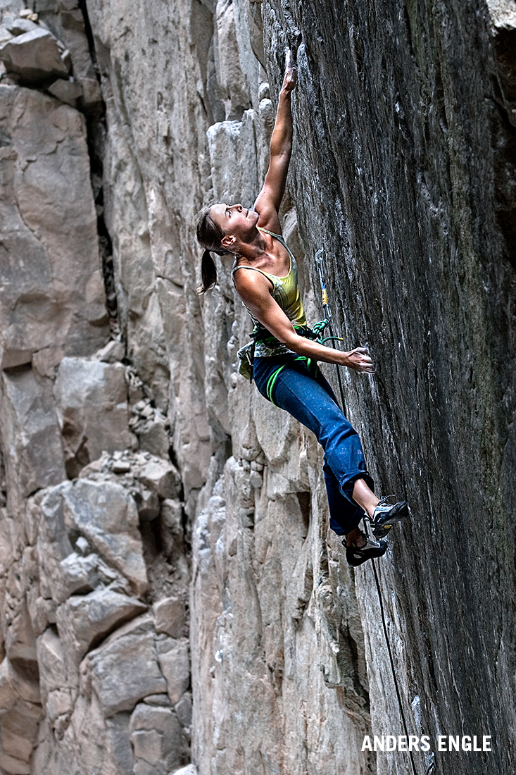 Jenn Vennon на маршруте "Slice of Death" 5.12d в Narrows, Carbondale, Colorado. Фото Anders Engle.