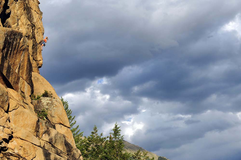 Jessa Younker на маршруте "Flying Dutchman" (5.11c), Independence Pass, Colorado.