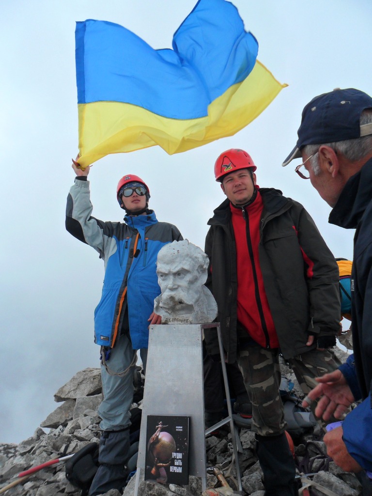 На вершине пика Шевченко