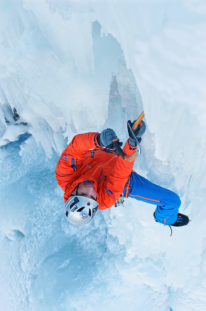 Словенский альпинист Aljaz Anderle в соловосхождении на "Lambada" (WI 6-), Julian Alps.