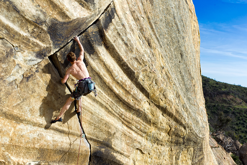 Andy Patterson на маршруте "T-Crack" (5.10c), Gibraltar Rock, Санта Барбара, Калифорния