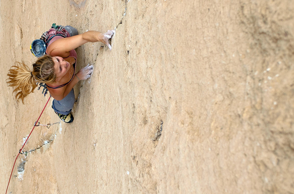 Hazel Findlay при флэш-восхождении на первой веревке маршрута "East Face of Monkey Face" 5.12c в Smith Rocks State Park, Орегон