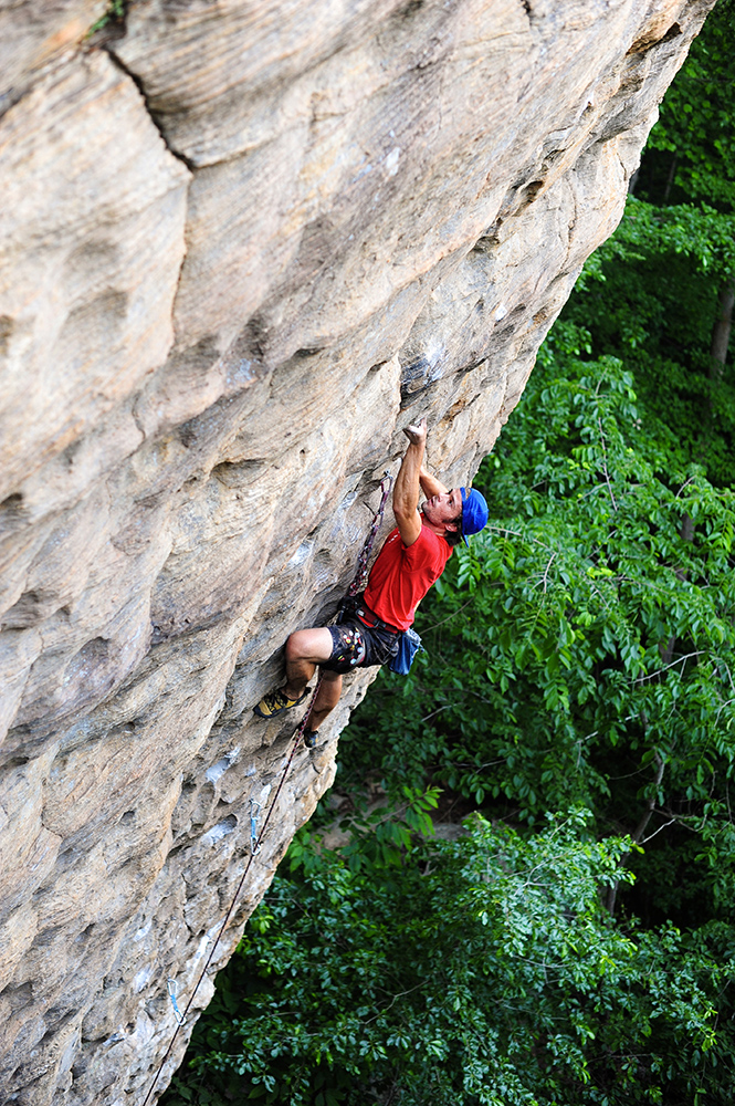 Zach Romero на маршруте "Mosaic" (5.12c), The Gallery, Red River Gorge, Кентуки