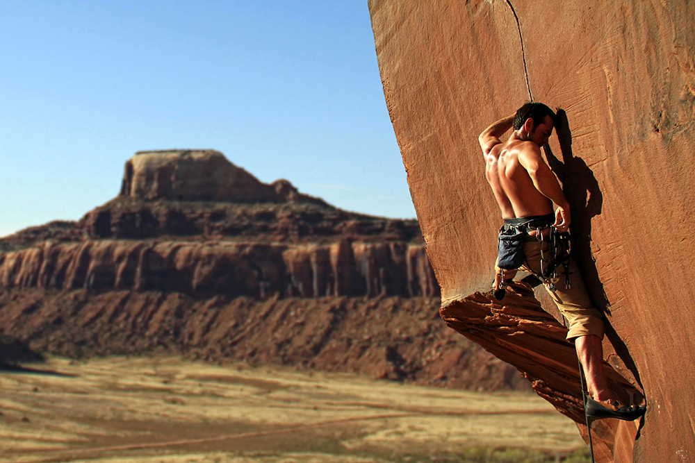 Hayden Dudley на маршруте "Slice and Dice" (5.12), Indian Creek, Юта