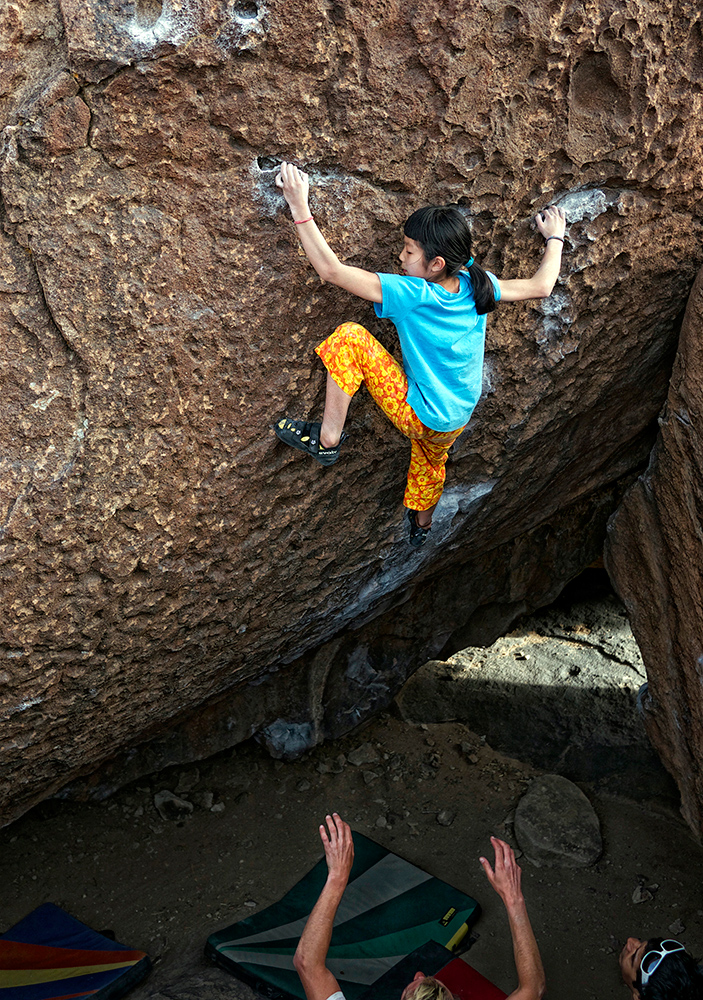 Ashima Shiraishi на маршруте "Chablanke" (V11) в Hueco Tanks, Техас