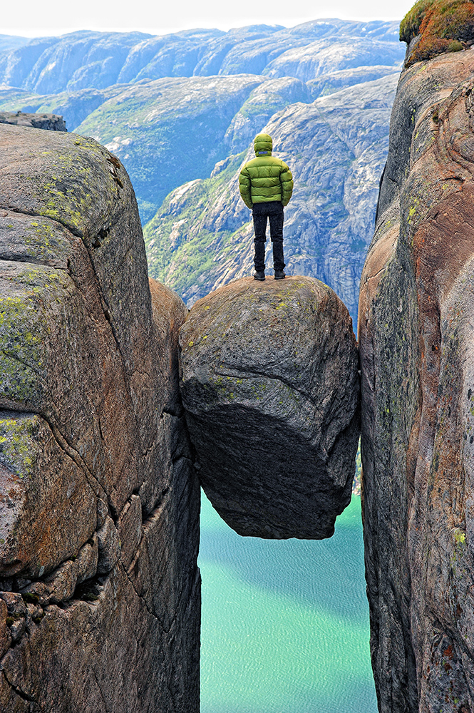 скала Kjerag Bolten, на высоте 900 метров в фьорде Lysefjorden в Южной части Норвегии