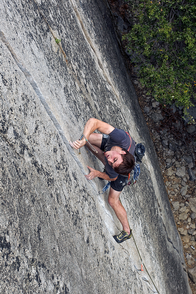 Daniel Montague на маршруте "Lazy Bum" (5.10d), Sunnyside Bench, Йосемиты