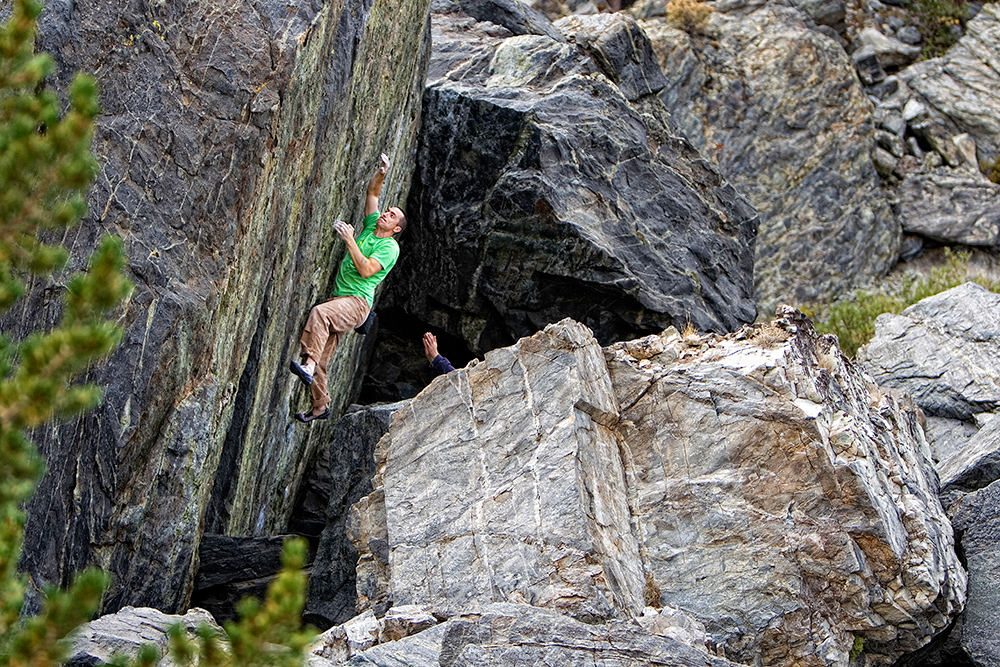 Paul Barazza на маршруте "Serpentine" (V9/10), Way Lake, Калифорния