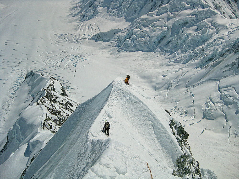 Forest Wagner на начальном гребне горы Mount Logan (3810 м) Восточный хребет