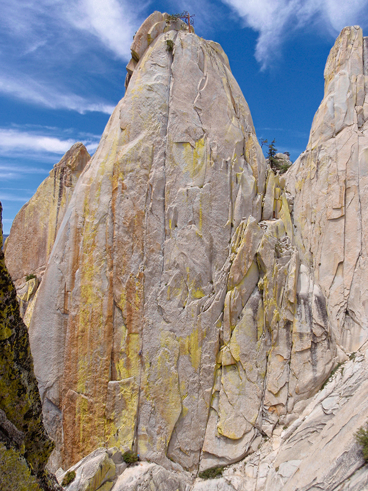 Классический маршрут "Thin Ice" (5.10b) в Sorcerer Needle, Sequoia National Forest, Калифорния