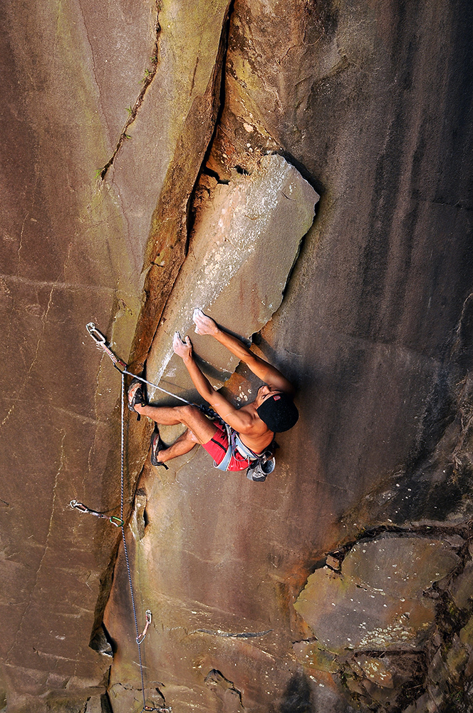 Iwan Kwecheng на маршруте "Crack Miring" (5.11a), Kelud Mountain, Восточная Ява, Индонезия