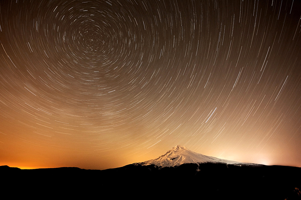 Полярная звезда над пиком Mt. Hood (3428м). Желтые огни - отблески города Портланд, Орегон