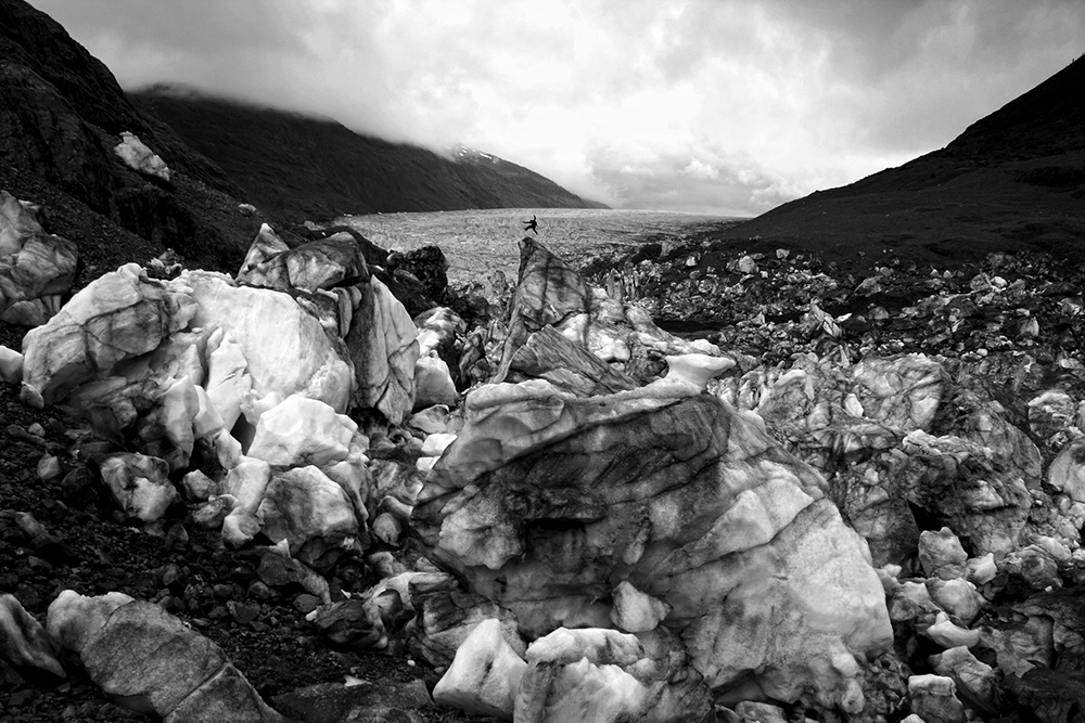 Michael Kittel перепрыгивает ледовые образования на леднике Salmon Glacier, Северная часть Британской Колумбии