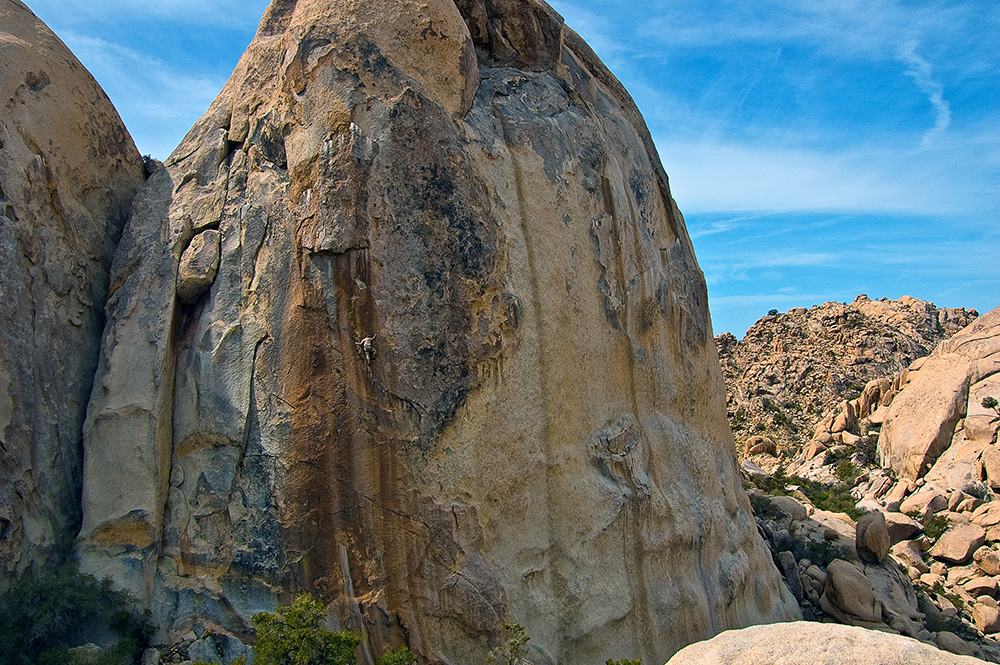 Andy Wolaver на маршруте "Figures on a Landscape" (5.10b), Joshua Tree. 