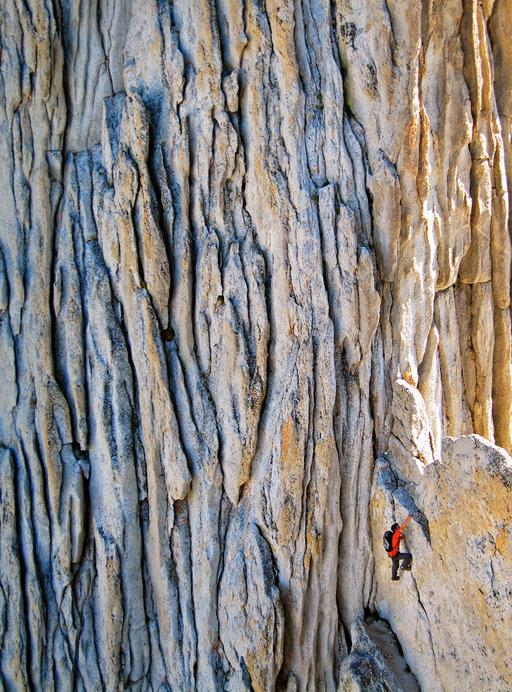 Alex Honnold на маршруте в Matthes Crest, сложностью 5.6 в Yosemite National Park, Калифорния