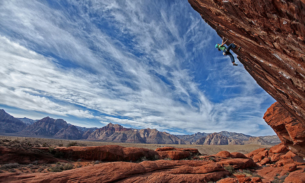 Elizabeth Tai на маршруте "Threadfin" (5.12c), Tsunami Wall, Red Rock, Невада