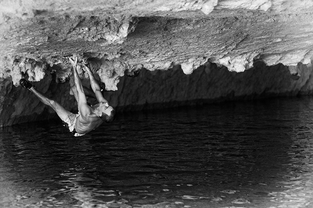 Andrew Oliver на маршруте "Murderboat Suicide" (5.14) в Point Cove, Lake Travis, Техас