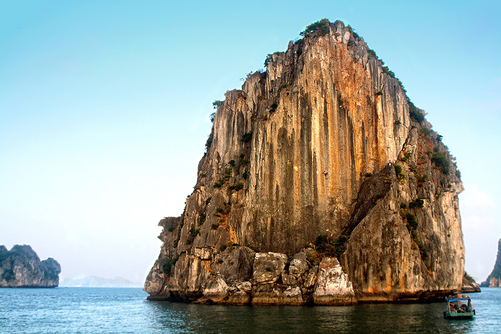 Suzie Christensen на маршруте "License to Climb" (7b), Ha Long Bay, Вьетнам