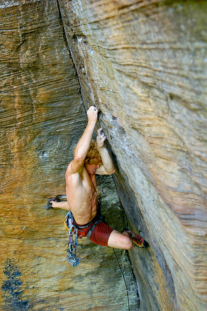 John Gould на маршруте "Fear of Climbing" (5.12b) Red River Gorge, Кентуки