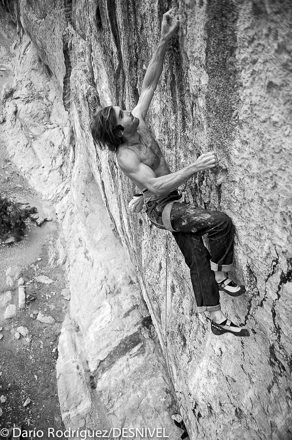 Крис Шарма  (Chris Sharma) на маршруте “La dura dura” 9b+