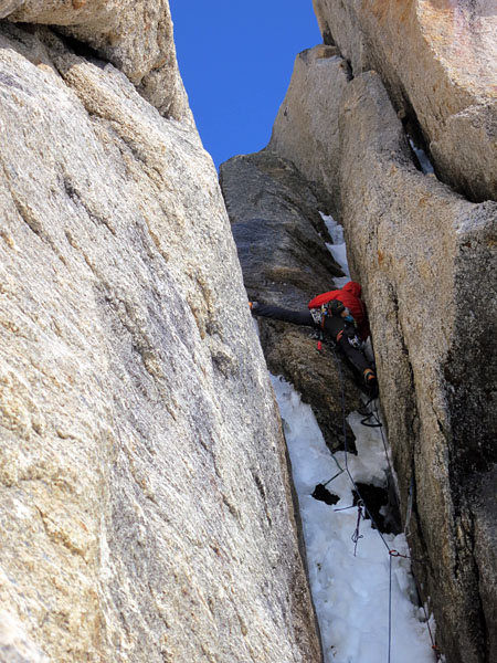  в верхней части маршрута "Красавица и чудовище" ("Beauty and the Beast") 5.11c, A3 640м на вершину Gargoyle (Аляска)