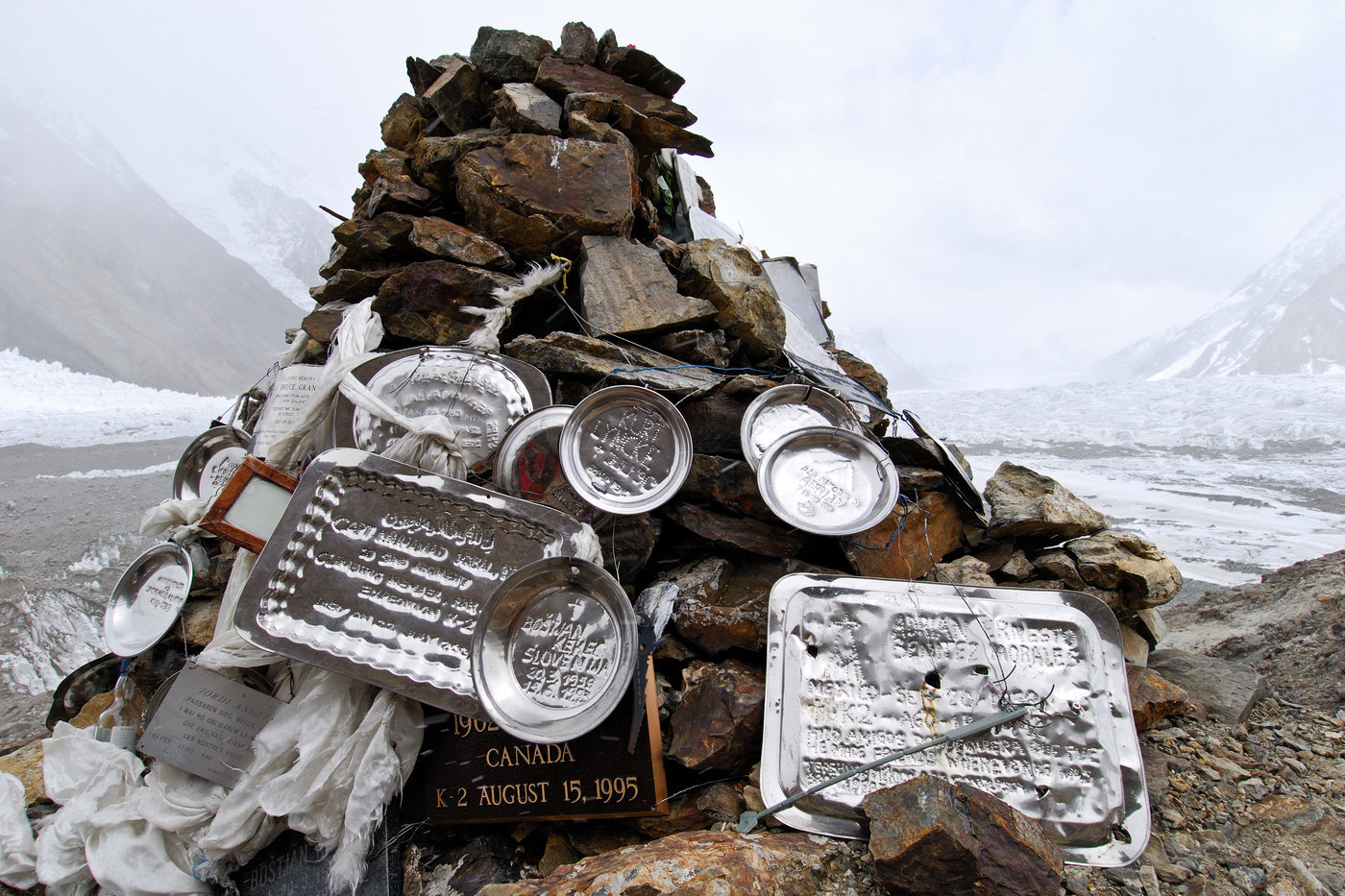  Мемориал Гилки (Gilkey Memorial) - это памятный знак который был построен Мухаммедом Ата Улла (Muhammad Ata Ullah) и командой Американской экспедиции на К2 у Базового лагеря этого восьмитысячника в память о погибшем их товарище Артуру Гилки (Arthur Gilkey) - участнике американской экспедиции 1953 года, который на склоне К2 страдал от тромбофлебита и в итоге исчез при загадочных обстоятельствах