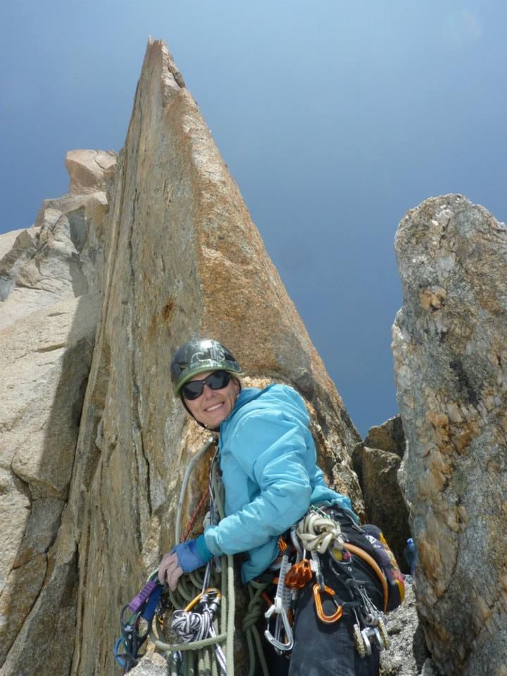 Мартина Цуфар (Martina Čufar) на новом маршруте 8а на гребне "Космик" (Cosmiques) на горе Эгюий-дю-Миди (Aiguille du Midi) в массиве Монблан