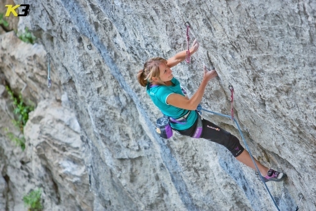 Ангела Эйтер (Angela Eiter) на маршруте "Zeris" 8c,  в Götterwandl (Австрия). 