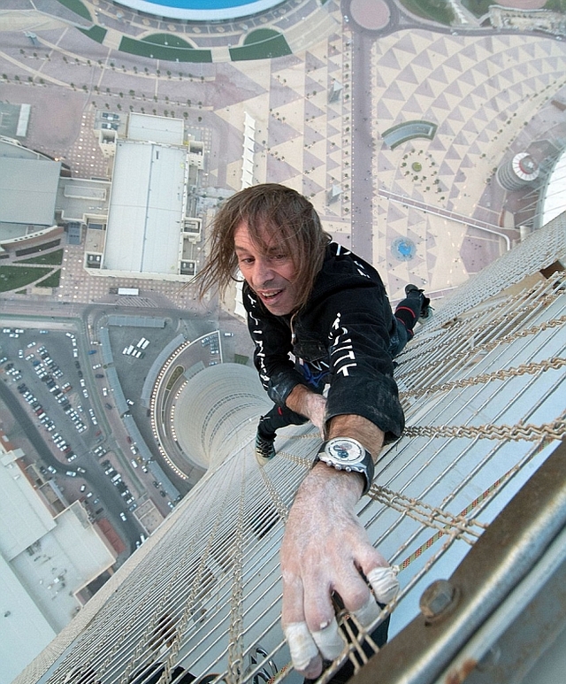 Ален Робер (Alain Robert) на Torch Doha Hotel 