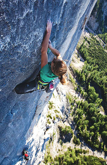  Барбара Зангерль (Barbara Zangerl) на маршруте "Silbergeier" (8b/8b +, 240м)