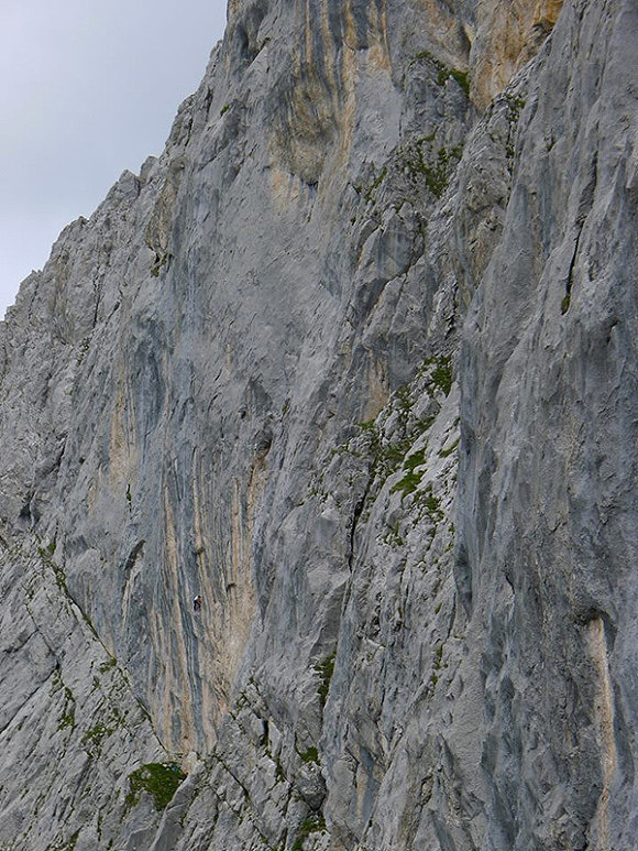  Барбара Зангерль (Barbara Zangerl) на маршруте "Silbergeier" (8b/8b +, 240м)