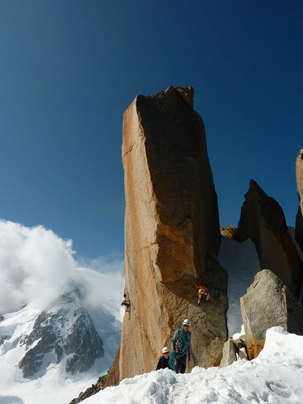 Nicolas Potard на новом маршруте "Arête Cosmiques" 8а на гребне "Космик" (Cosmiques) на горе Эгюий-дю-Миди (Aiguille du Midi) в массиве Монблан 