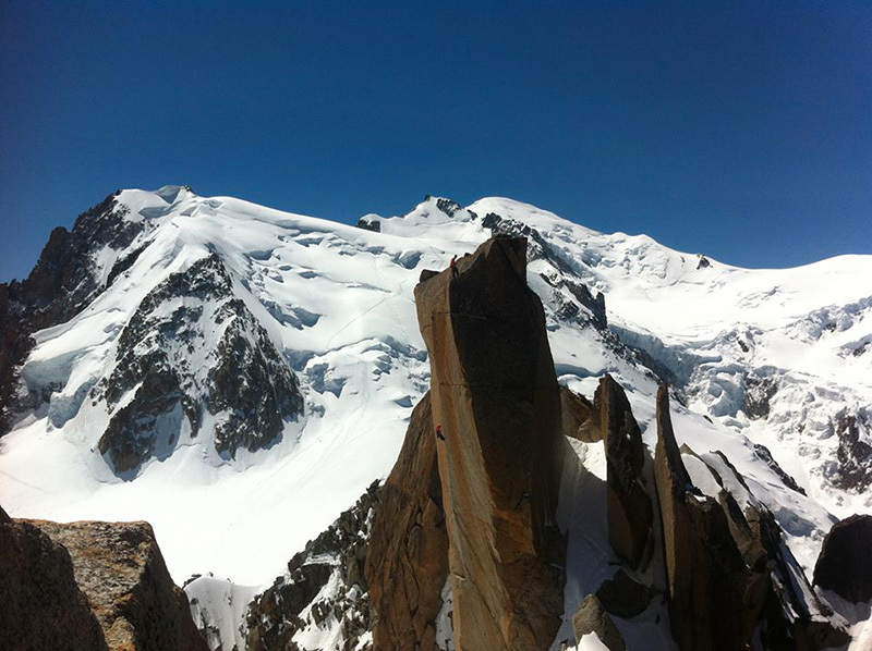 маршрут "Arête Cosmiques" 8а на гребне "Космик" (Cosmiques) на горе Эгюий-дю-Миди (Aiguille du Midi) в массиве Монблан 