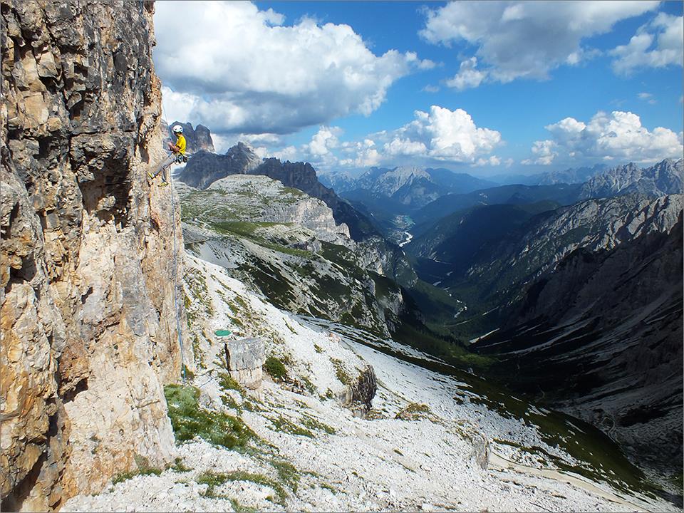  Дмитрий Шарафутдинов на северной стене Cima Grande массива Tre Cime Di Lavaredo в Доломитах, Италия