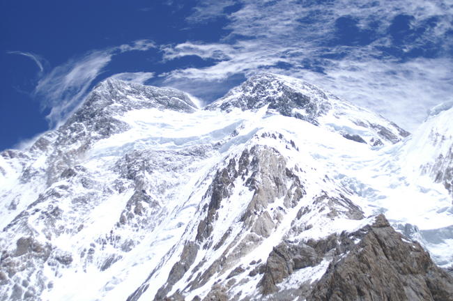 Броуд Пик Центральный (Broad Peak Central, 8047 м). Справа - основная самая высокая вершина массива Броуд Пик 